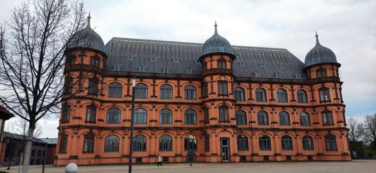 Gottesauer Schloss Musikhochschule Karlsruhe in Karlsruhe – Hundeort für Hunde