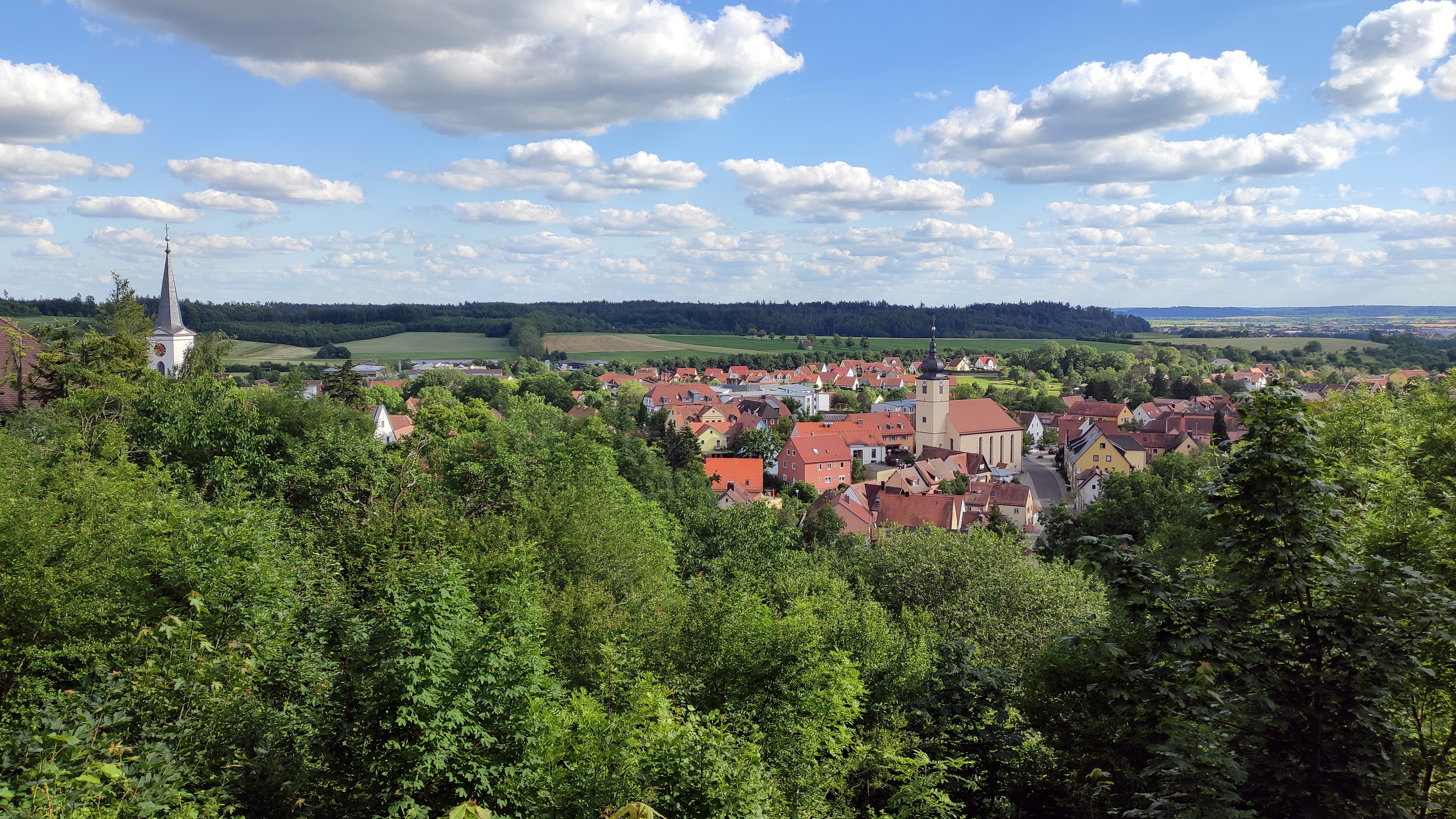 Blick auf Schillingsfürst – hundefreundliche Region rund um Campingplatz Frankenhöhe