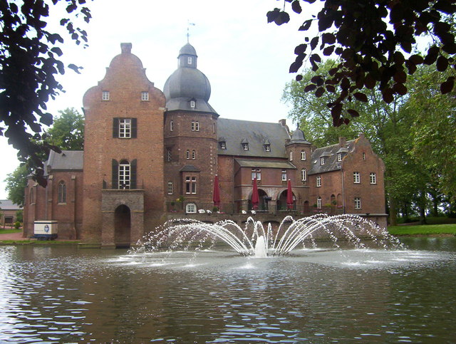 Wasserburg Bergerhausen – Feldwege an der Wasserburg Bergerhausen, Köln